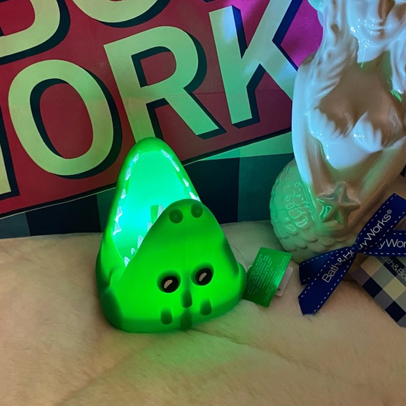 BATH AND BODY WORKS LIGHT UP GATOR 🐊 SOAP HOLDER - Picture 6 of 7